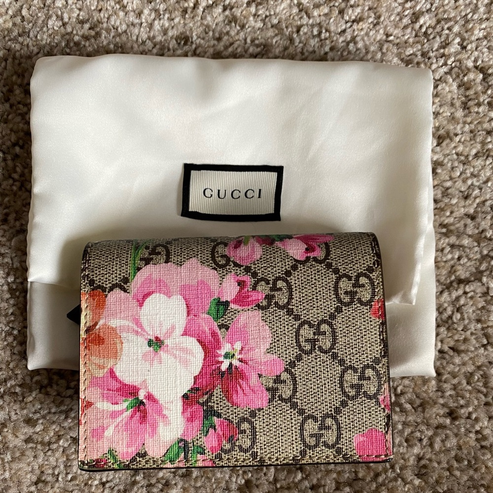 SOLD Gucci blooms Compact Wallet - Picture 2 of 16